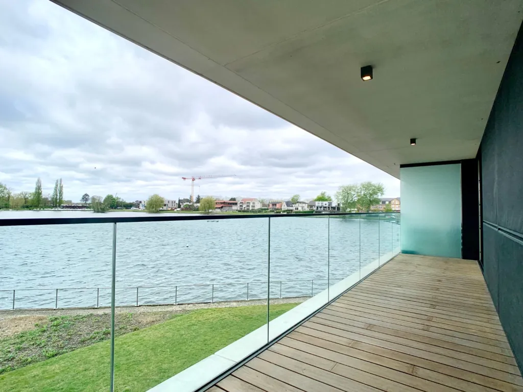 Terrasse - Appartement Luxueux avec Vue sur le Lac à Overmere