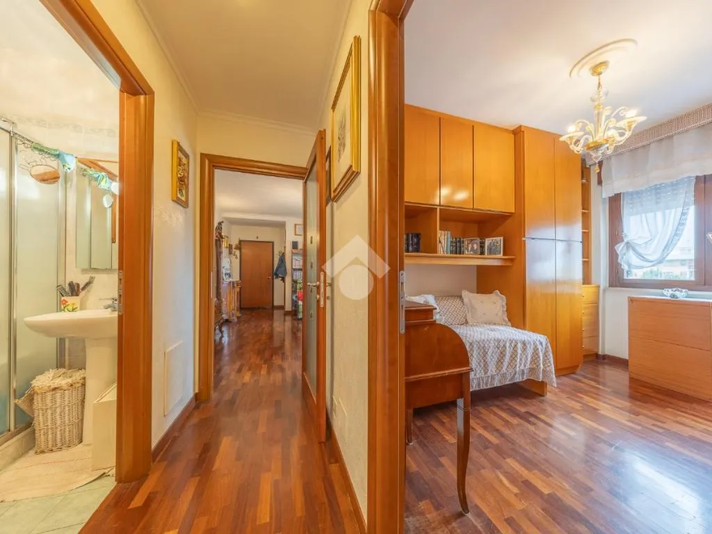 Esik - 3-Bedroom Apartment with Balcony in Settecamini
