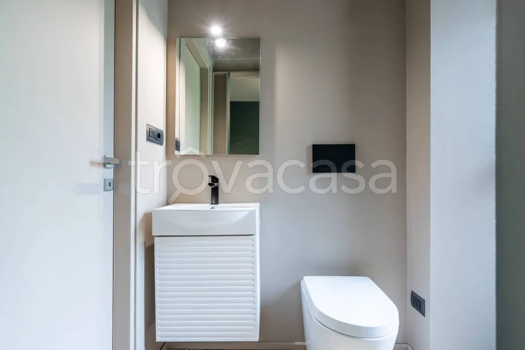 Salles de bain - Design Refined Ground Floor Apartment in Turin