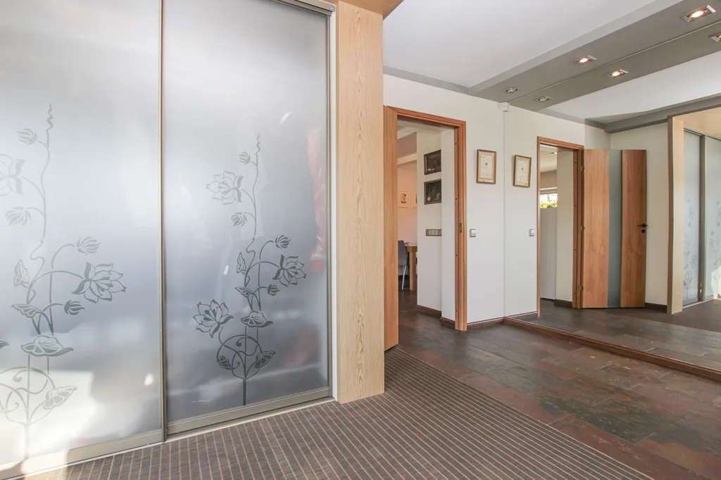hallway_entrance