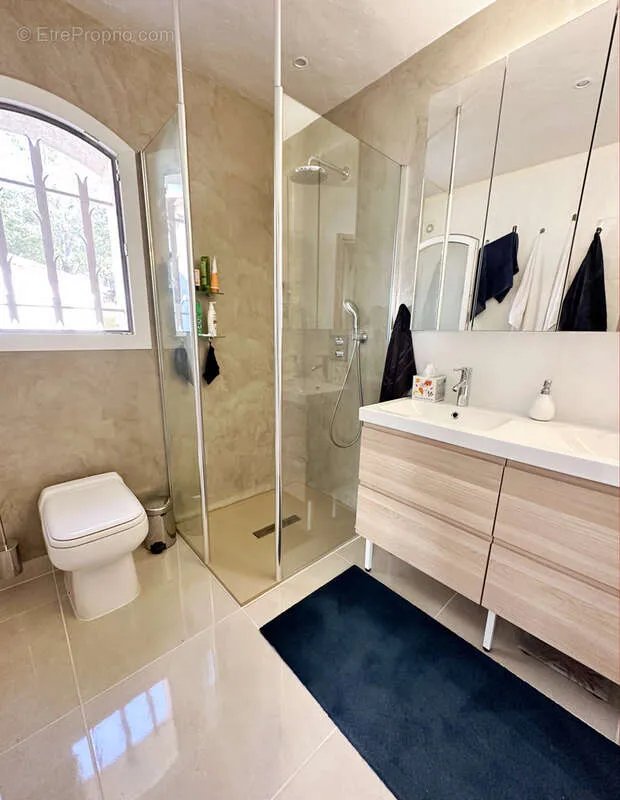 Salles de bain - Villa Rénovée avec Piscine au Muy