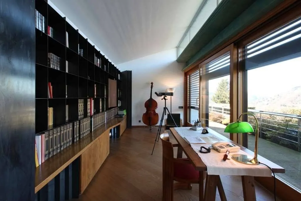 Bureau - Luxury Villa with Lake View in Lipomo