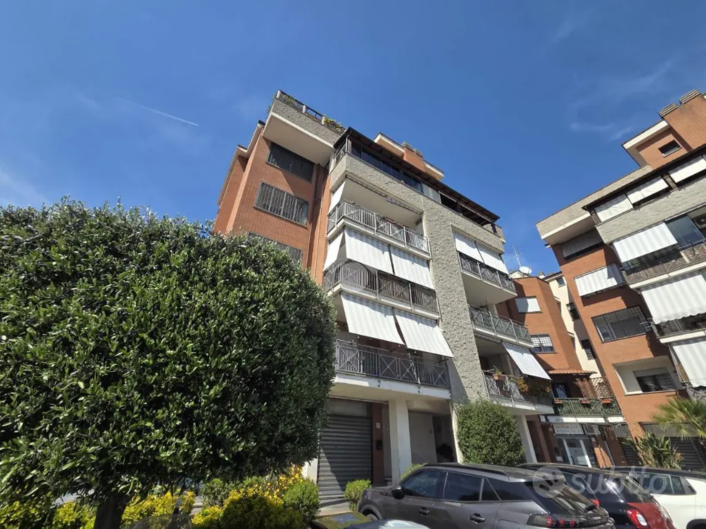 Esterno - Commercial Space with Two Windows in Rome