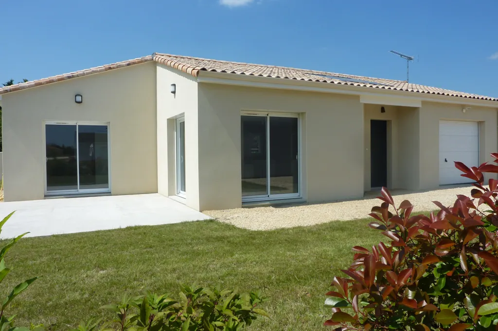 Exterior - Contemporary House with Garden in Montamisé