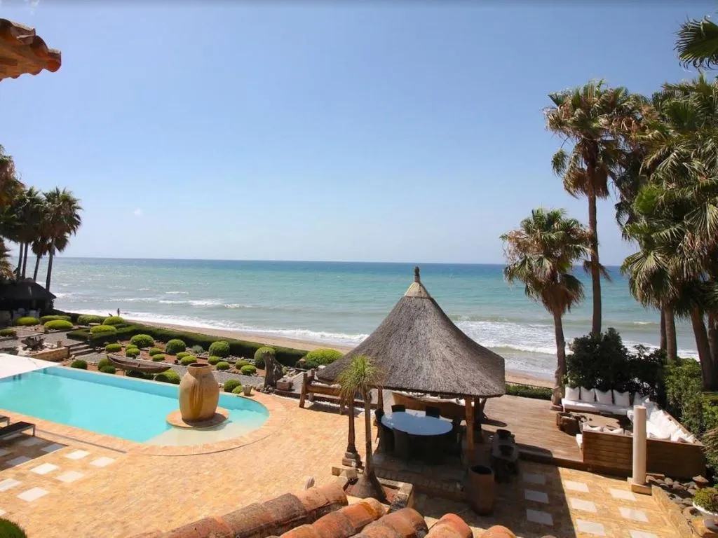 Bassein - Beachfront Villa with Spa in Los Monteros, Marbella