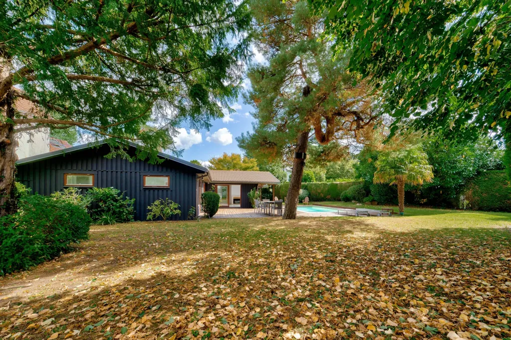 Aed - Unique 7-Piece House with Pool in Vaucresson