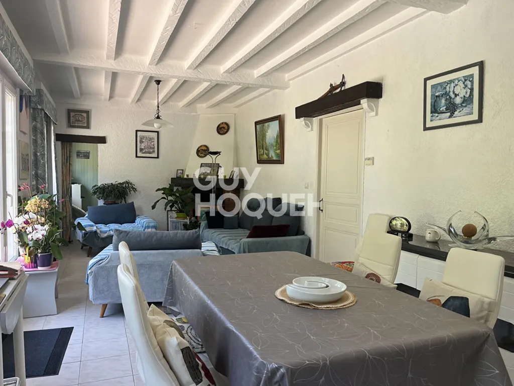 Dining Room - Charming 3-Bed House with Pool in Sought-After Area