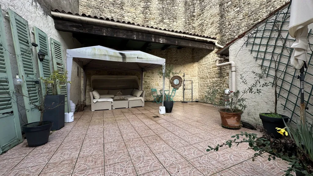 Aed - Renovated Duplex with Patio in Rochefort