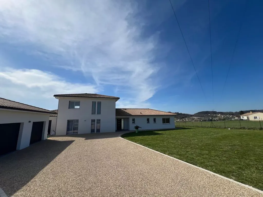 Extérieur - Maison Contemporaine avec Prestations Haut de Gamme à Proximité des Commodités