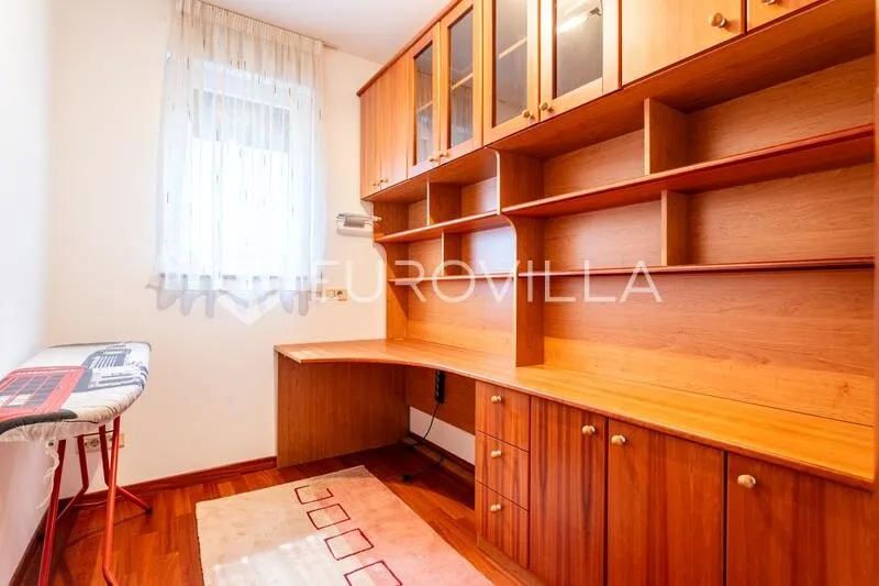 Kabinet - Spacious 3-Bedroom Apartment with Sea View in Zenta, Split