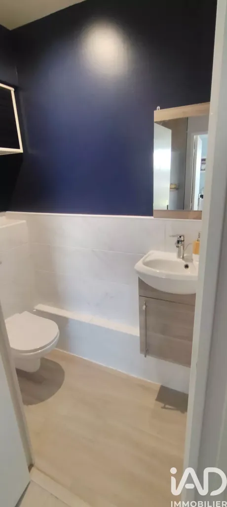 Bathrooms - 4-Bedroom Apartment with Terrace in Chelles