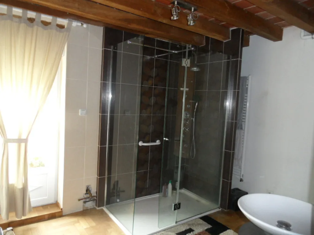 Salles de bain - Ferme avec grange et grand terrain à Saint-Martin-d'Abbat
