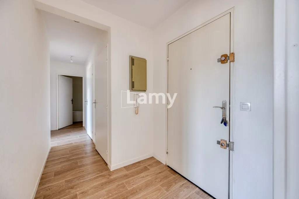 Hallway - Bright 3-Bed Flat with Balcony in Bordeaux