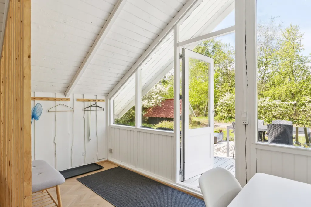 Terrass - Cottage with River View in Truust, Fårvang