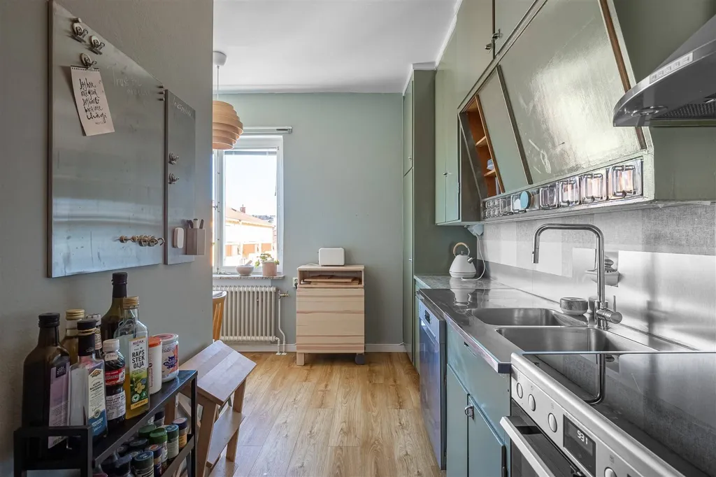 Köök - Charming 2nd Floor Flat with South-Facing Balcony in Uppsala