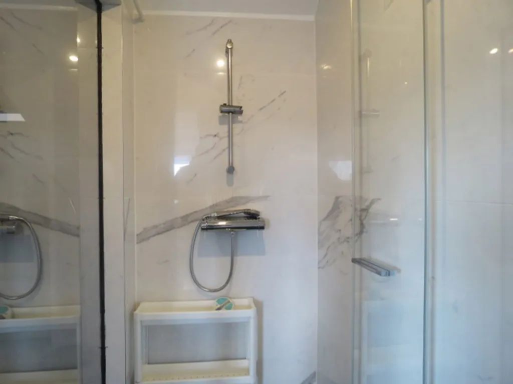 Salles de bain - Duplex Meublé et Lumineux à Ixelles