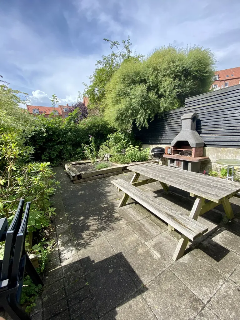Aed - Two-Bedroom Flat with Exposed Beams in Odense