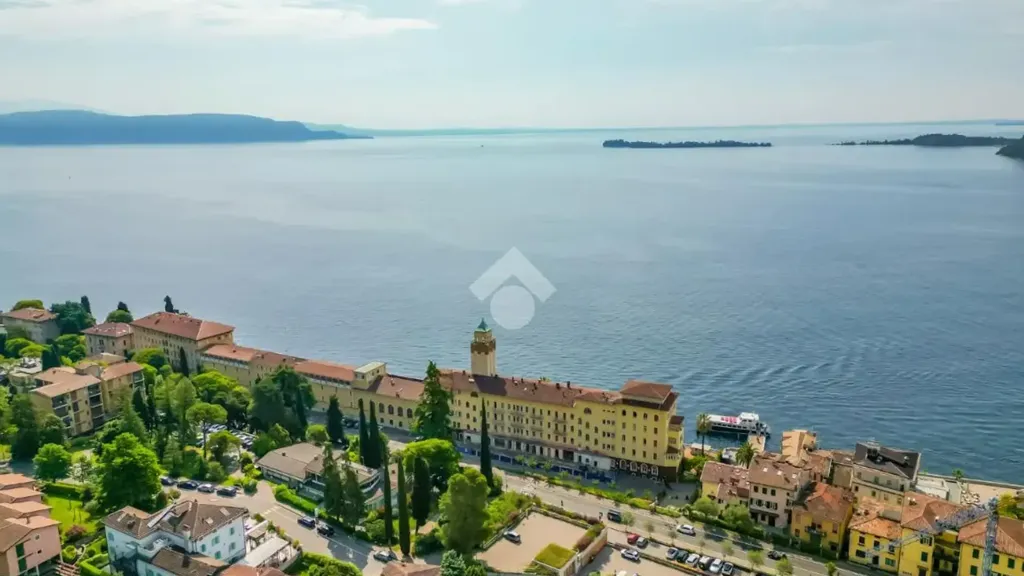 Studio Apartment with Lake View in Gardone Riviera