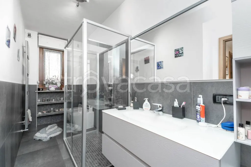 Salles de bain - Rear-Facing Apartment with Balcony in Turin