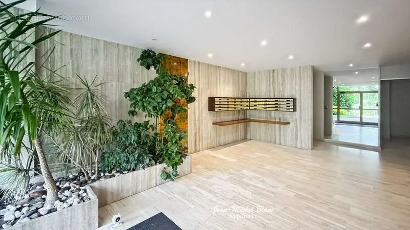 Esik - Family Flat with Park in Écully