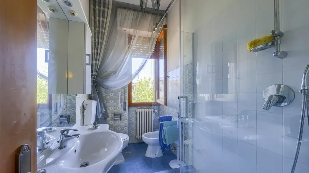Bathrooms - Villa with Private Garden in Signa