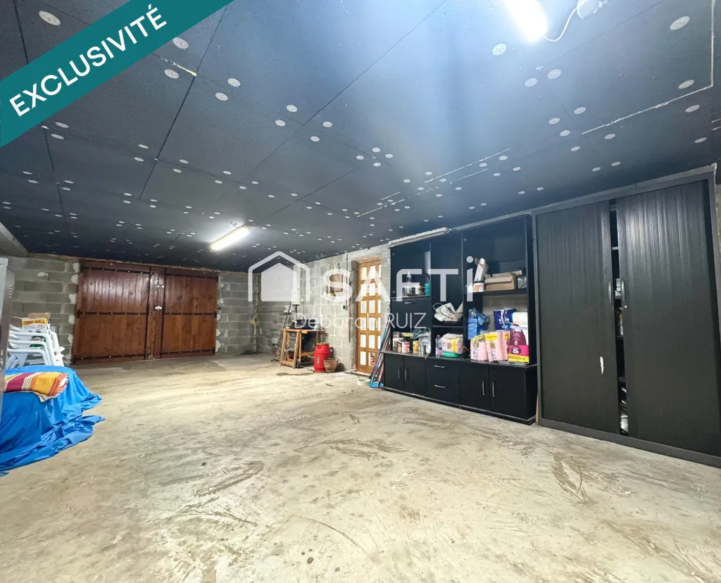 Garage - House with Large Workshop in Quiet Area