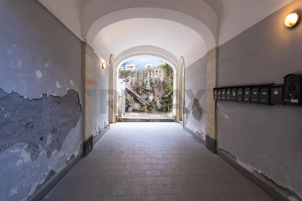 Esik - Modernised Apartment with Terrace in Catania