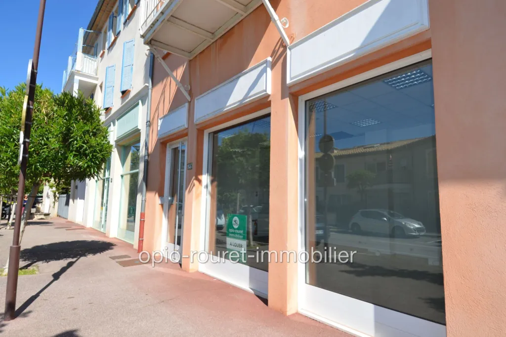 Extérieur - Local Commercial avec Vitrines au Rouret
