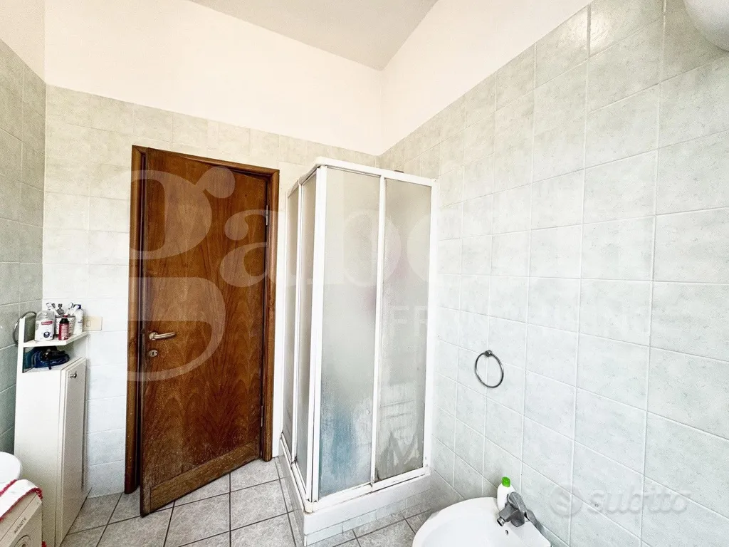 Salles de bain - First Floor Flat with Fireplace in Orte
