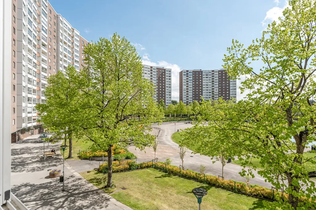 Garden - Apartment with Rental Unit in Täby