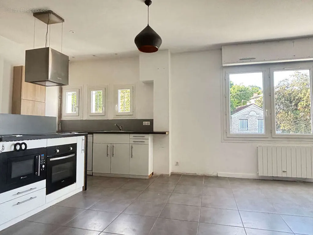 Cuisine - Appartement Rénové avec Vue sur Parc à Royan