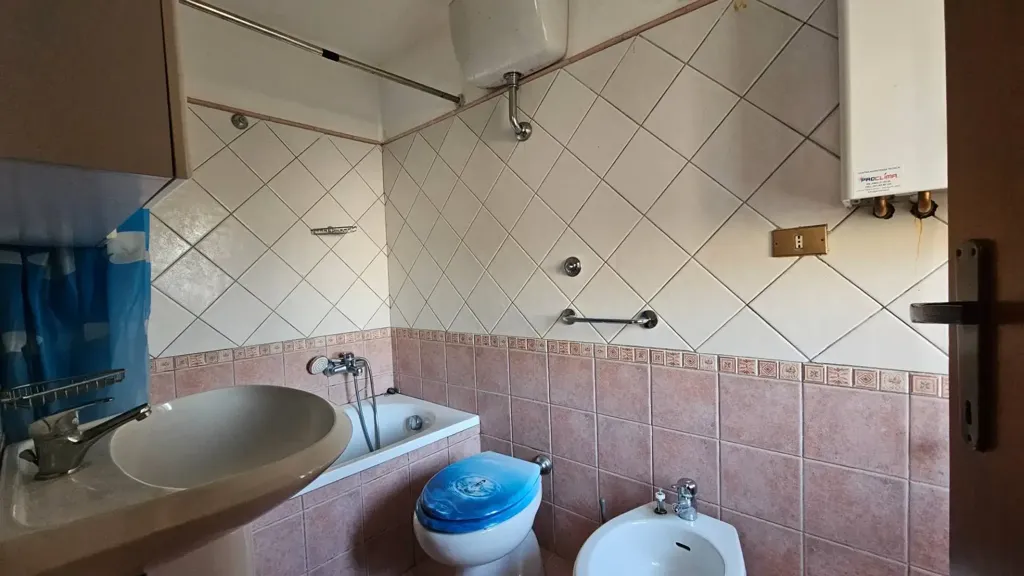 Salles de bain - Terraced House with Garden in L'Aquila