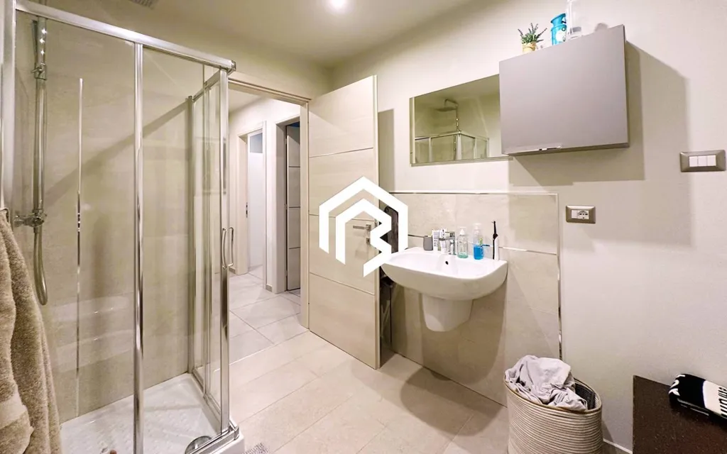 Salles de bain - Quadruplex with Balcony in Cuneo Centre