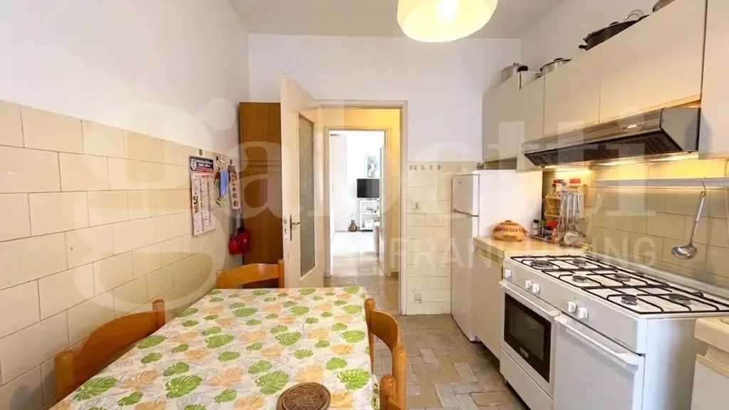 Cucina - Appartamento con possibilità di ristrutturazione ad Avenza