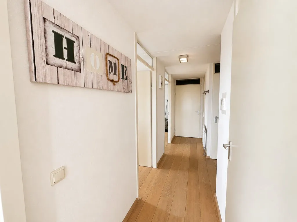 Esik - 3-Bedroom Gallery Flat with City View in Rotterdam