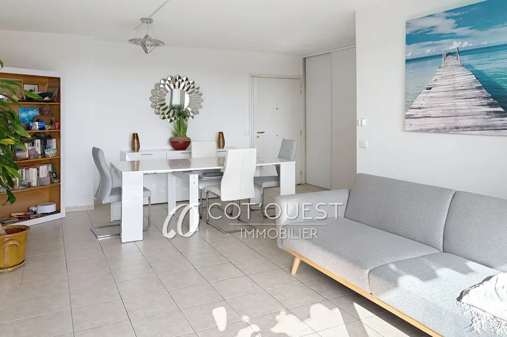 Living Room - 2-Bedroom Apartment with Sea View in Nice Ouest