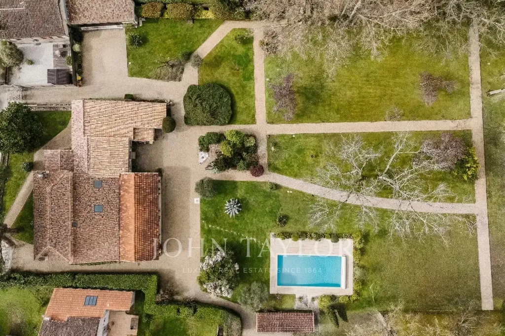 Vue aérienne - Demeure de Caractère avec Piscine à 25 min de Bordeaux