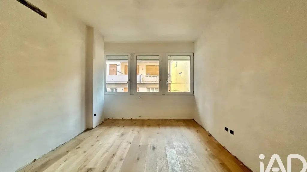 Pièces - Modern Triplex with Balcony in Florence