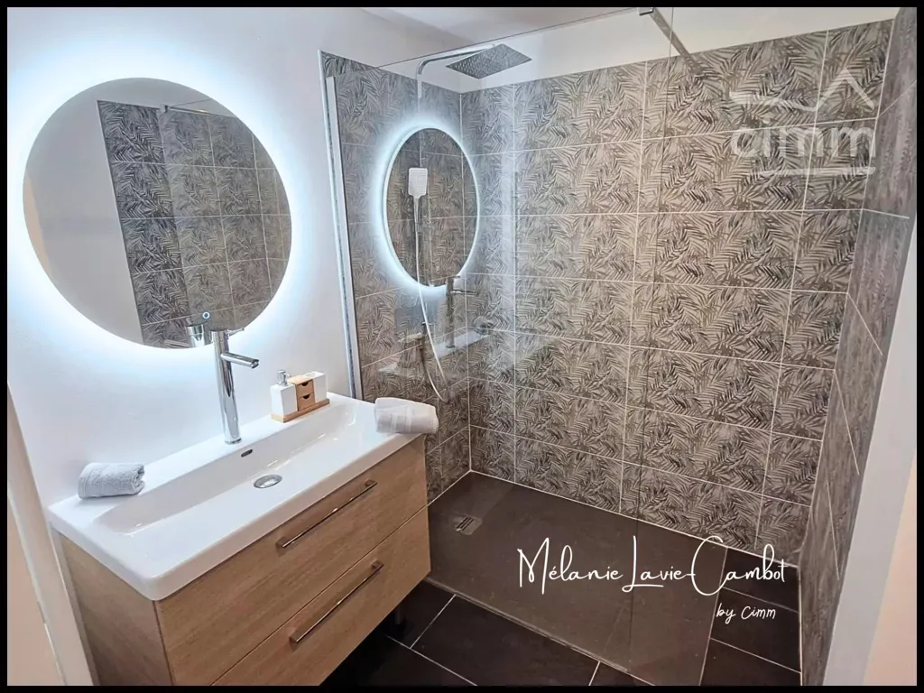 Salles de bain - Maison de luxe avec piscine à Saint-Martial-de-Mirambeau