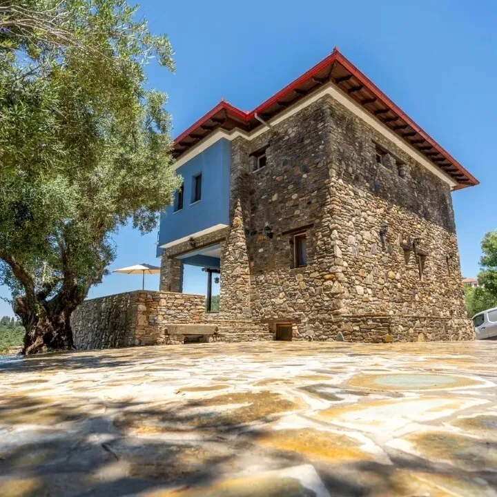 6-toaline maja asukohas Sithonia