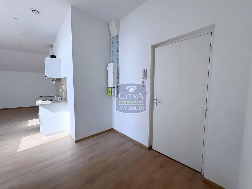 Séjour - Studio Récent avec Cuisine Aménagée à Saint-Quentin