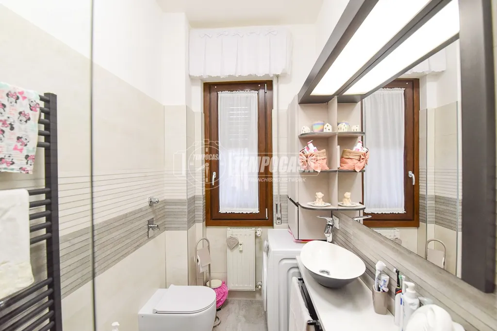 Salles de bain - Third Floor Flat with Balconies in Cantù
