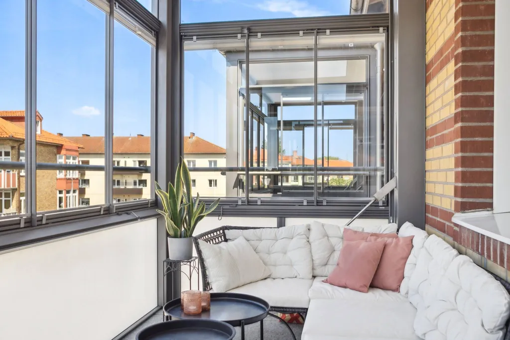 Balcon - Apartment with Open Fireplace and Large Balcony in Central Location