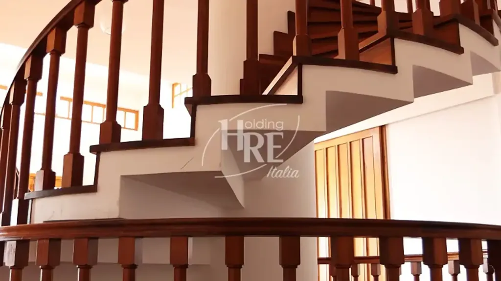 Pièces - Architectural Villa with Central Staircase in Amantea