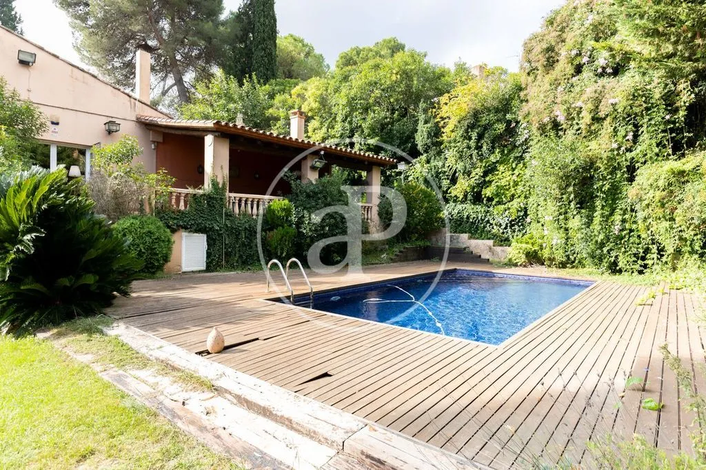 Piscina - Luxury Villa with Pool in Bellaterra, Catalonia