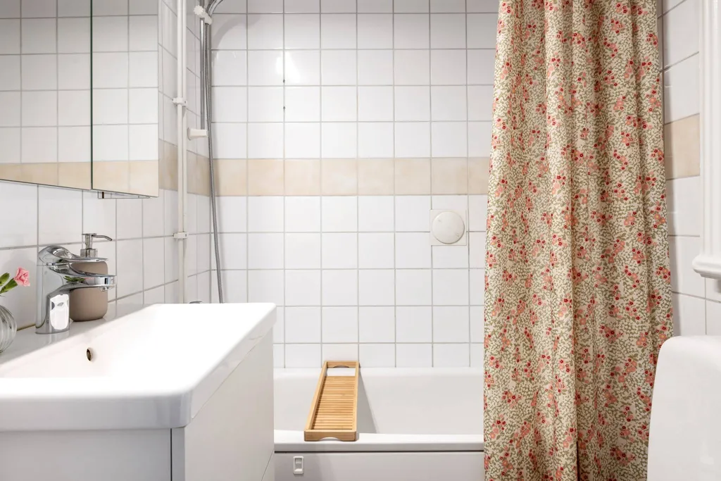 Salles de bain - Charming One-Bedroom Flat with Balcony in Uppsala
