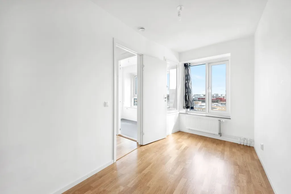 Pièces - Apartment with South-Facing Loggia in Kista