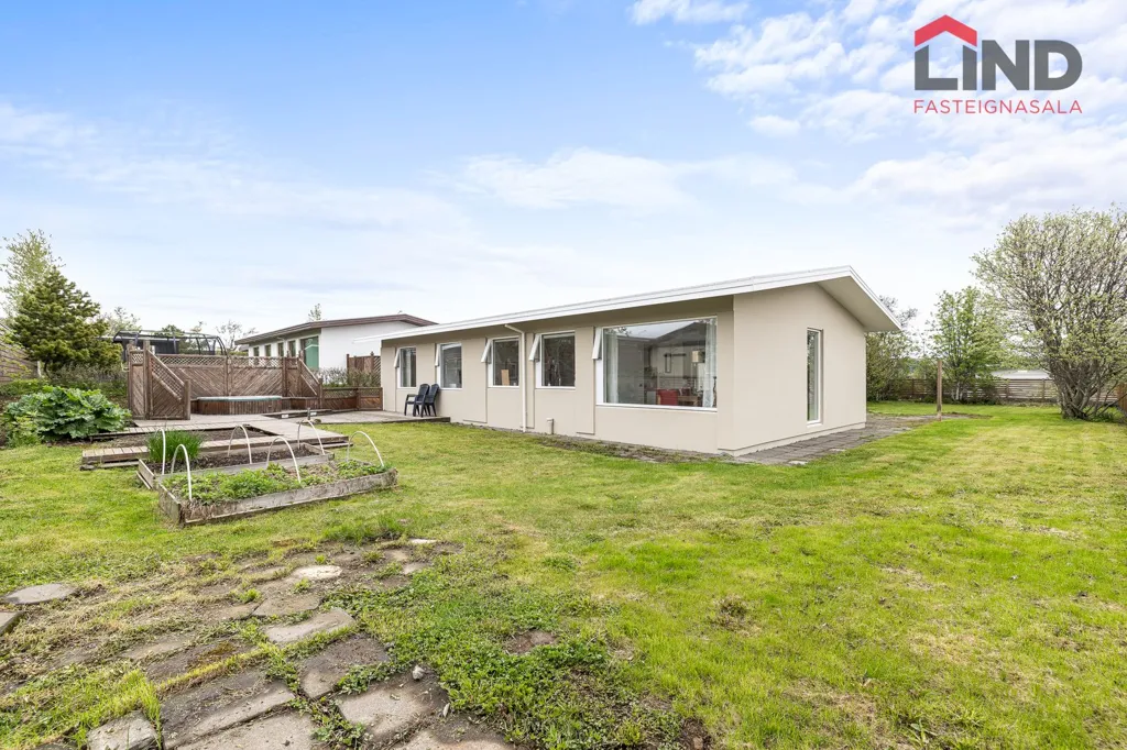 Jardin - Single-Floor House with Garden in Garðabær