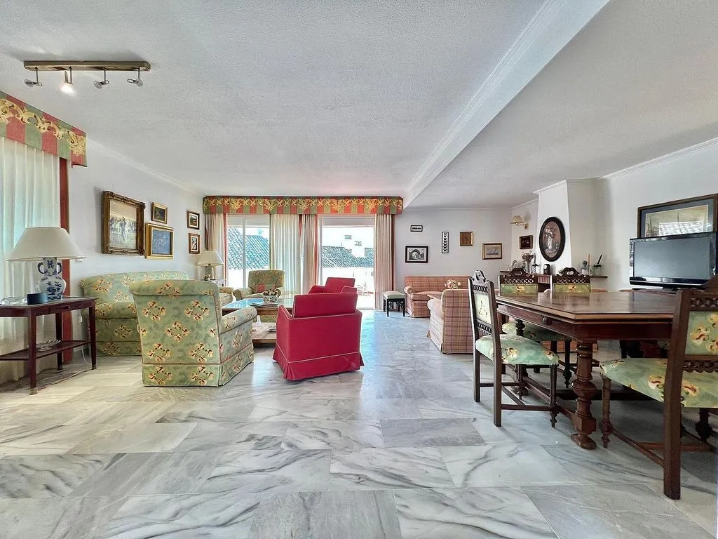 Séjour - Semi-detached House with Pool on National Road