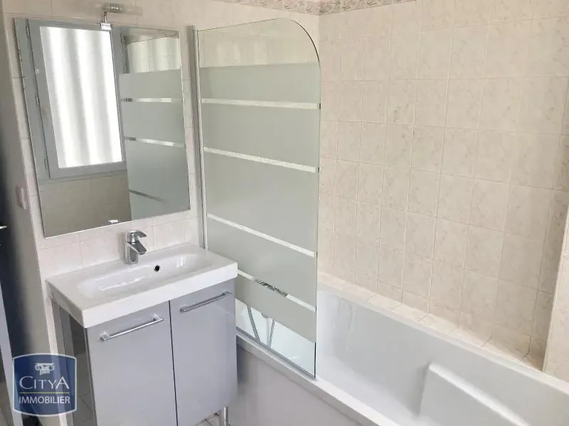 Bathrooms - 3-Bedroom Flat with Balcony in Saint-Avertin